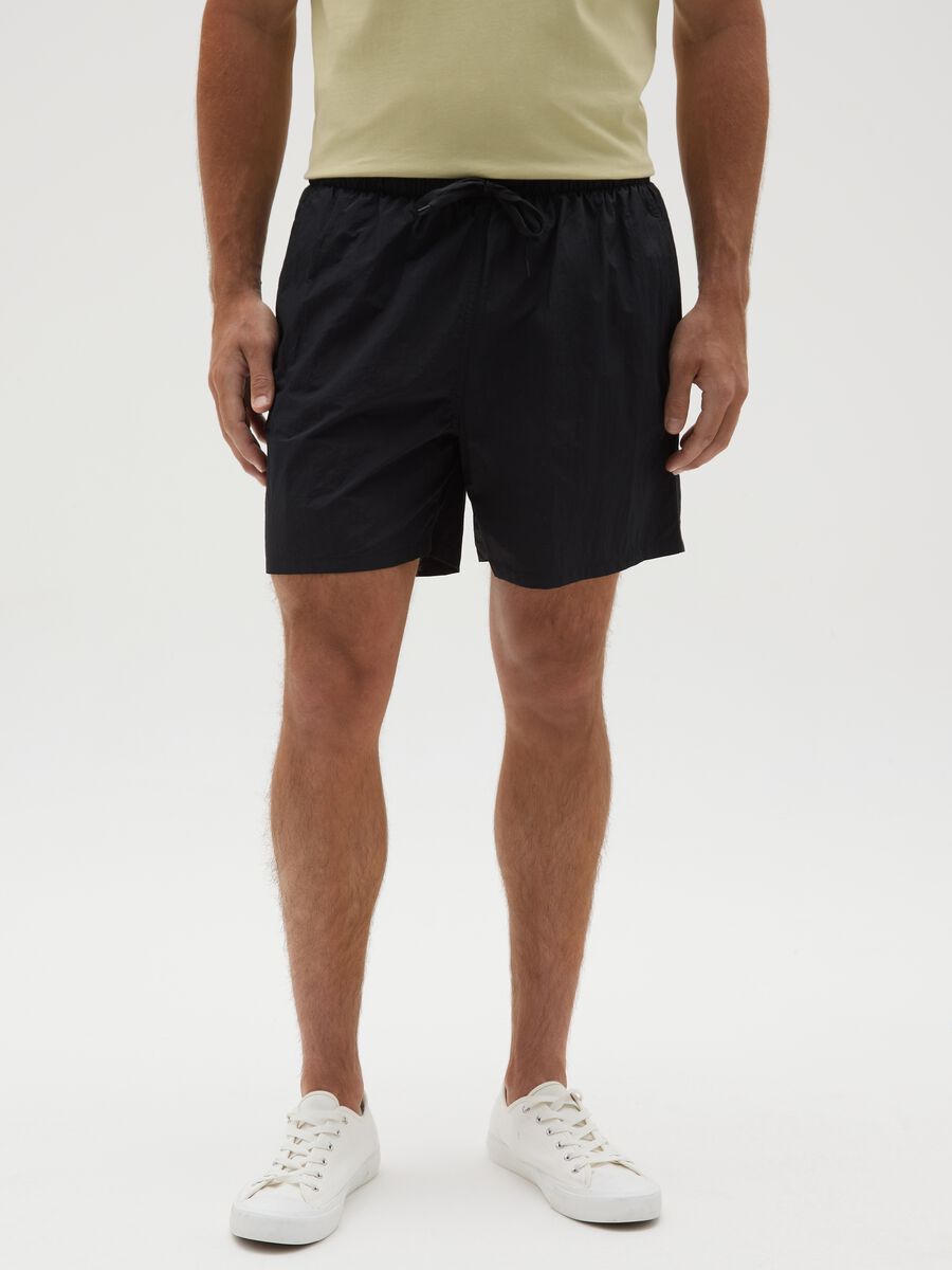 Pantaloncini da uomo in nero regular fit con coulisse_1