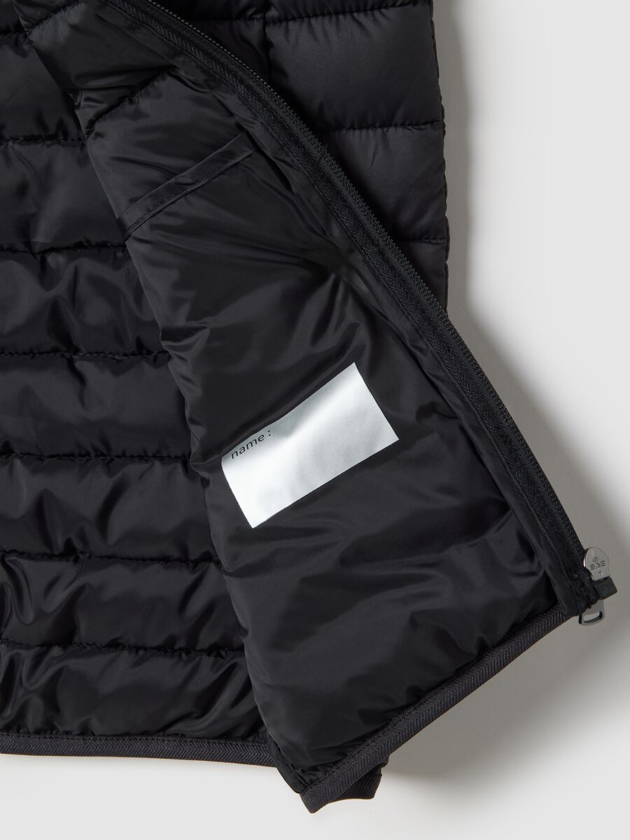 Gilet imbottito nero da ragazzo regular fit con cappuccio_6