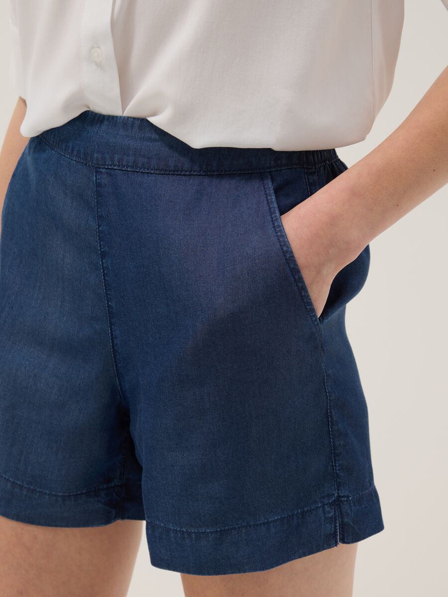 Shorts in denim blu in puro lyocell con vita elasticizzata regular fit_3