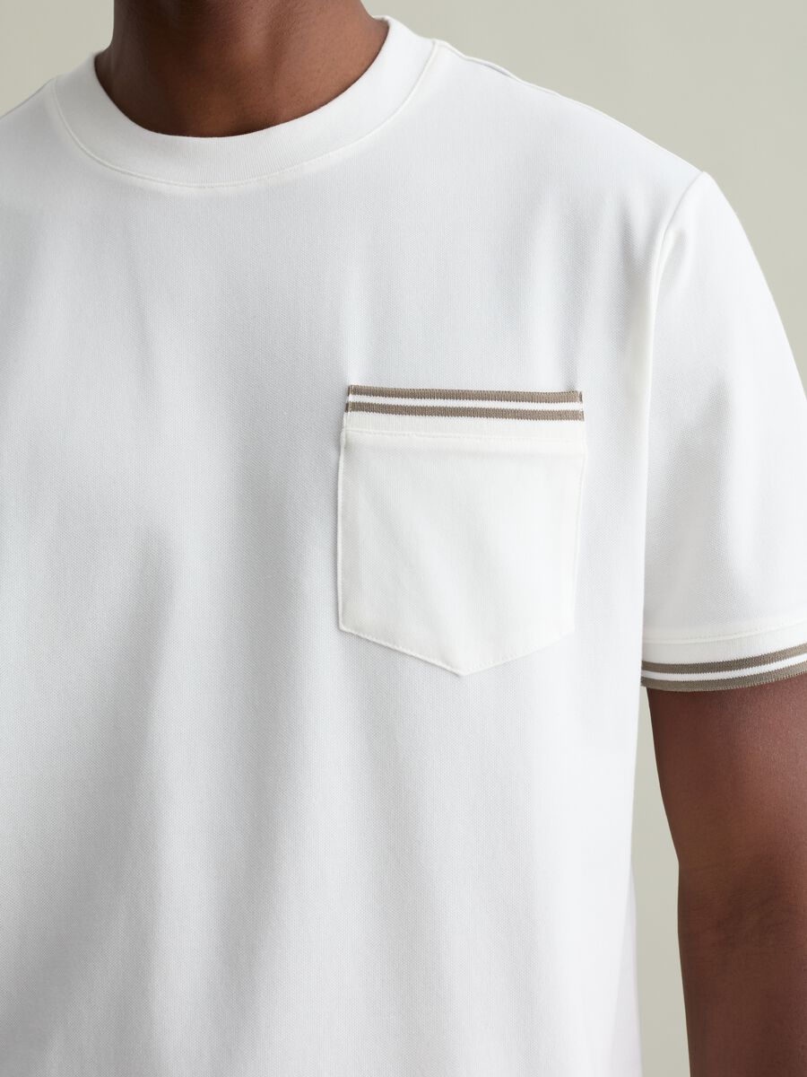 T-shirt with striped details and pocket_2