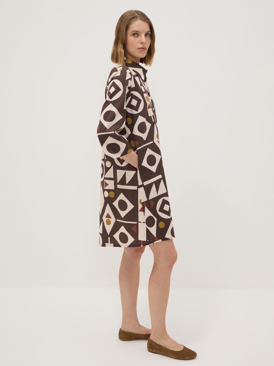 Abito marrone in cotone elasticizzato con fantasia geometrica regular fit_1