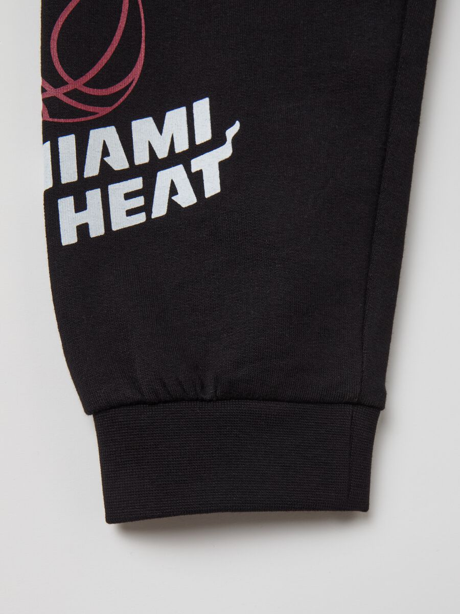 Fleece joggers with NBA crests print_3