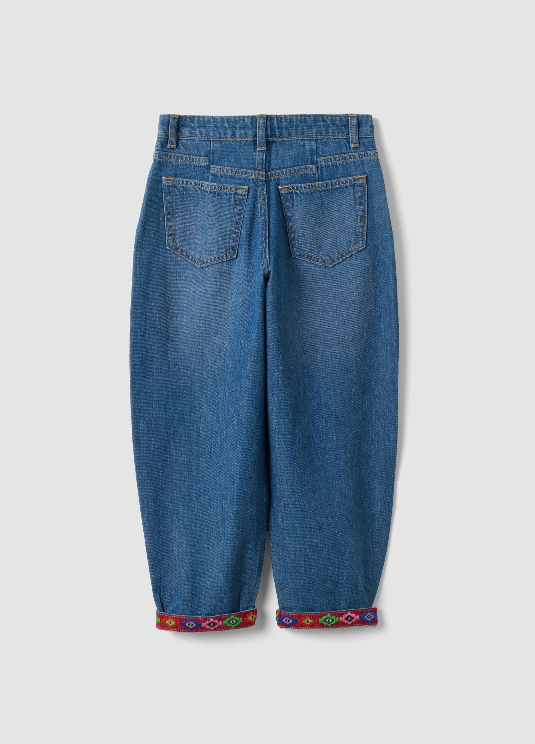 Jeans blu baggy in puro cotone con risvolto ricamato per bambina
