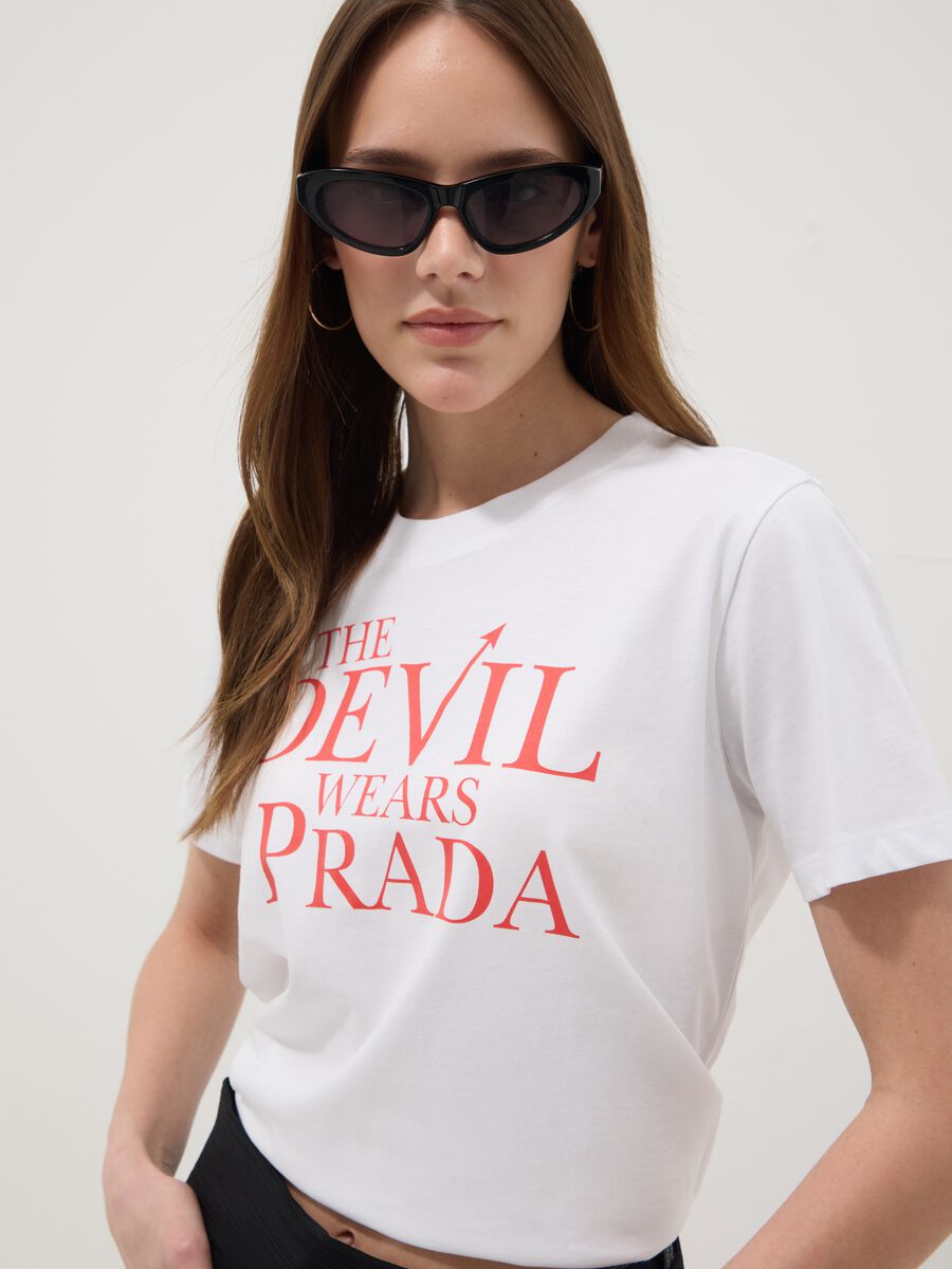 T-shirt in puro cotone bianca regular fit con stampa "Il diavolo veste Prada"_0