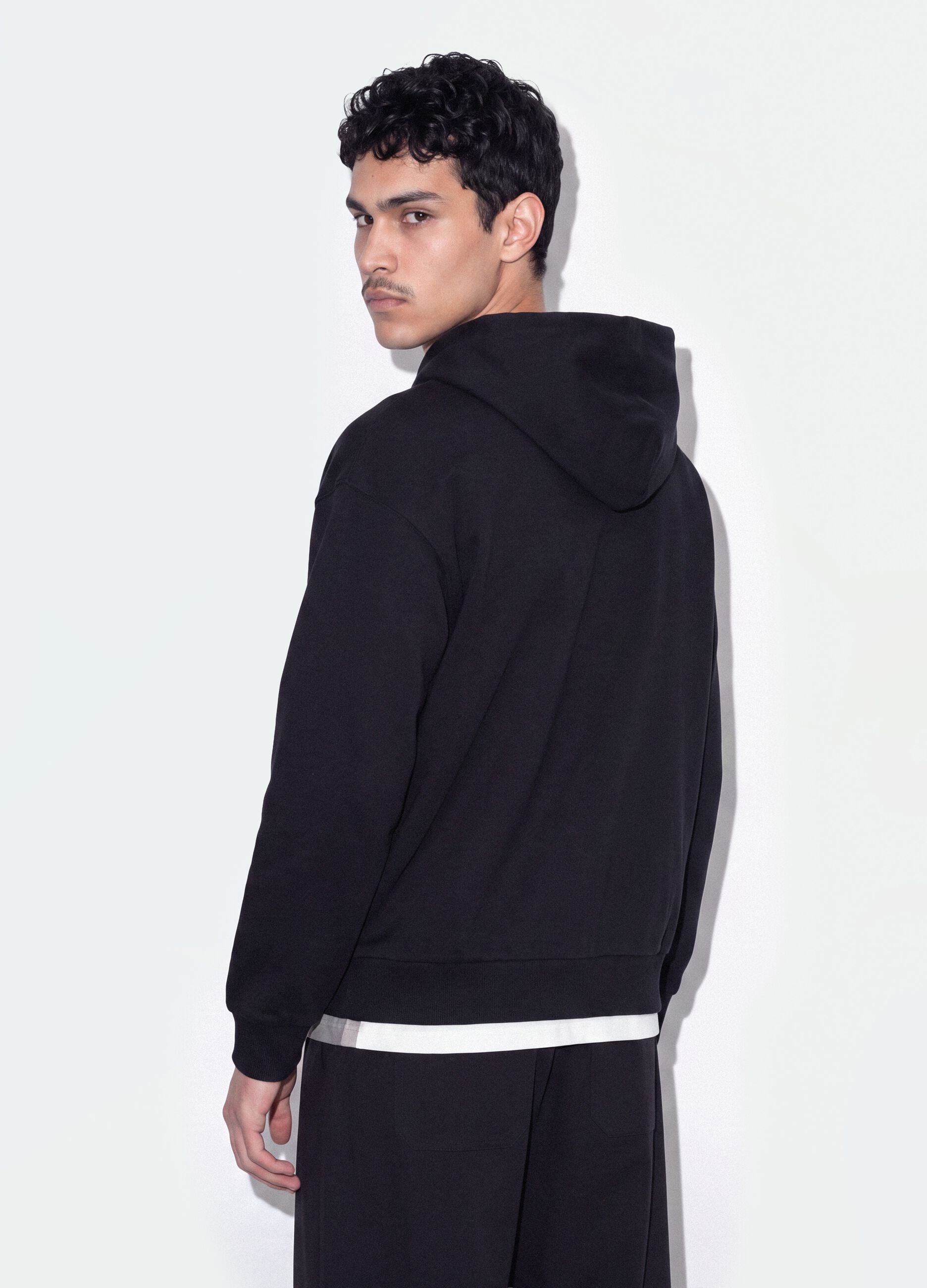 Black pure cotton cropped hoodie with oversized fit