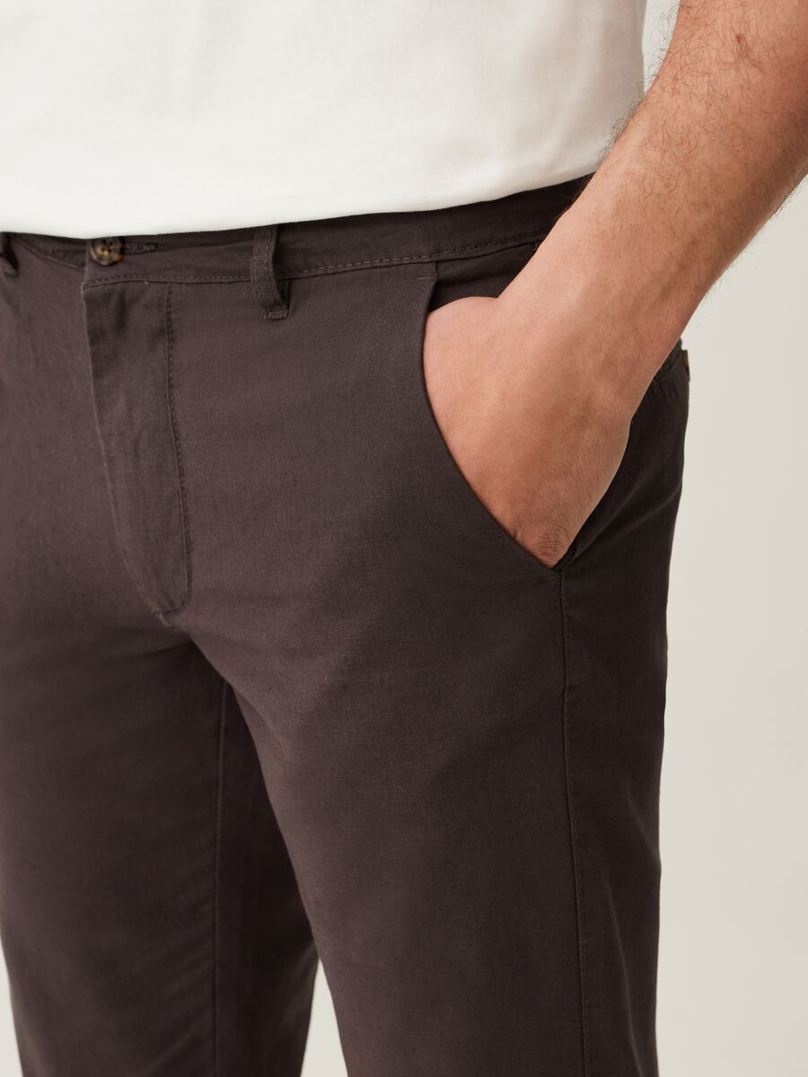 Pantaloni chino regular fit in cotone e lino_3