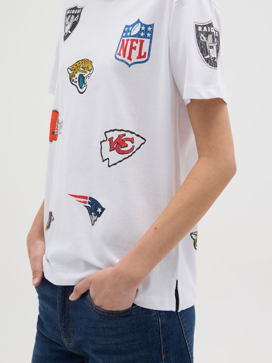 T-shirt in puro cotone bianca regular fit con loghi NFL e scollo rotondo_3