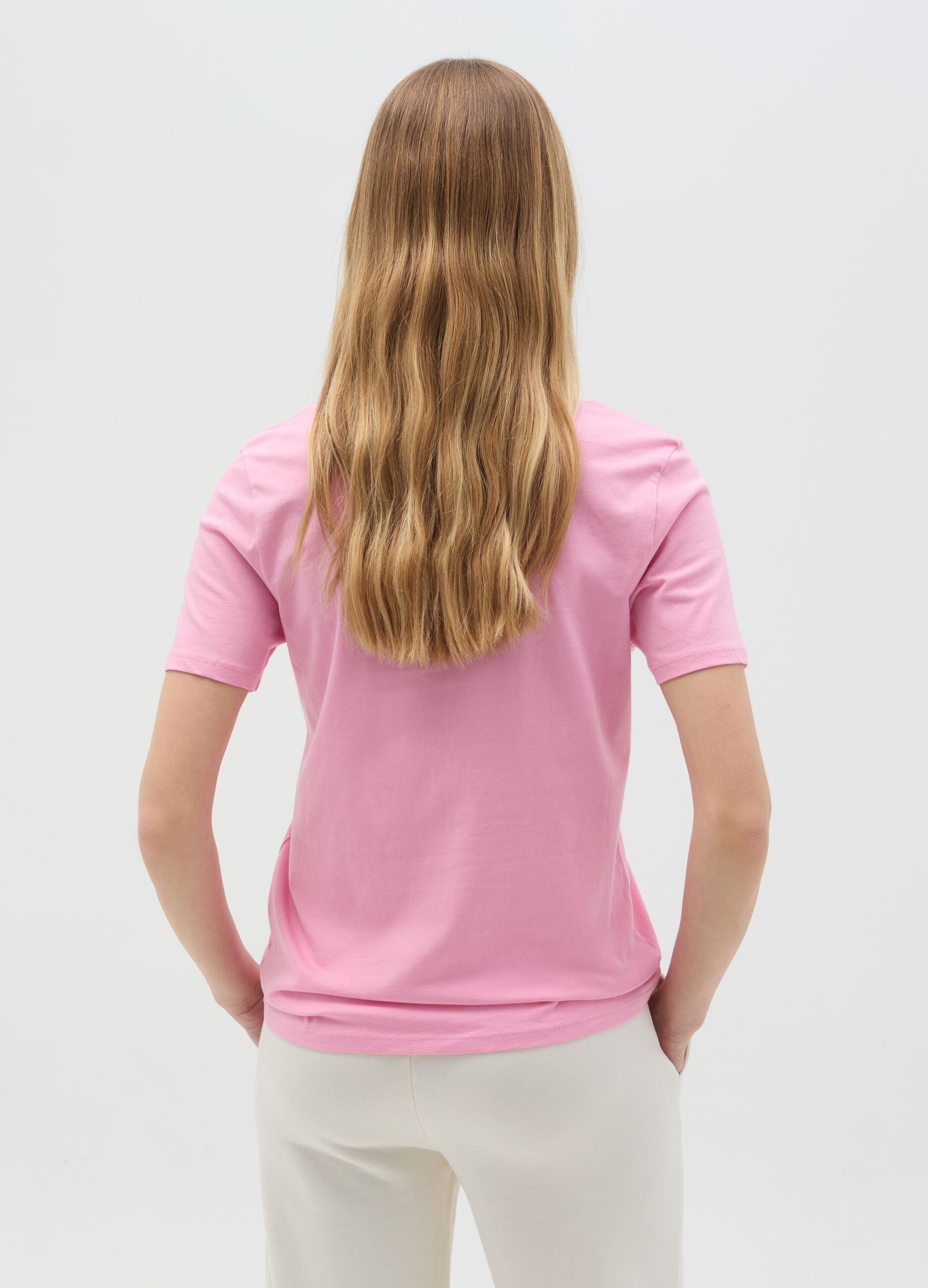 T-shirt in cotone bio con scollo a V 