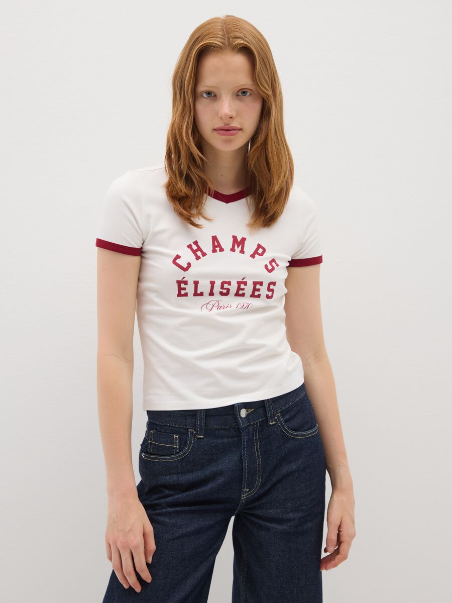 T-shirt in cotone elasticizzato bianca regular fit con dettagli rossi_0