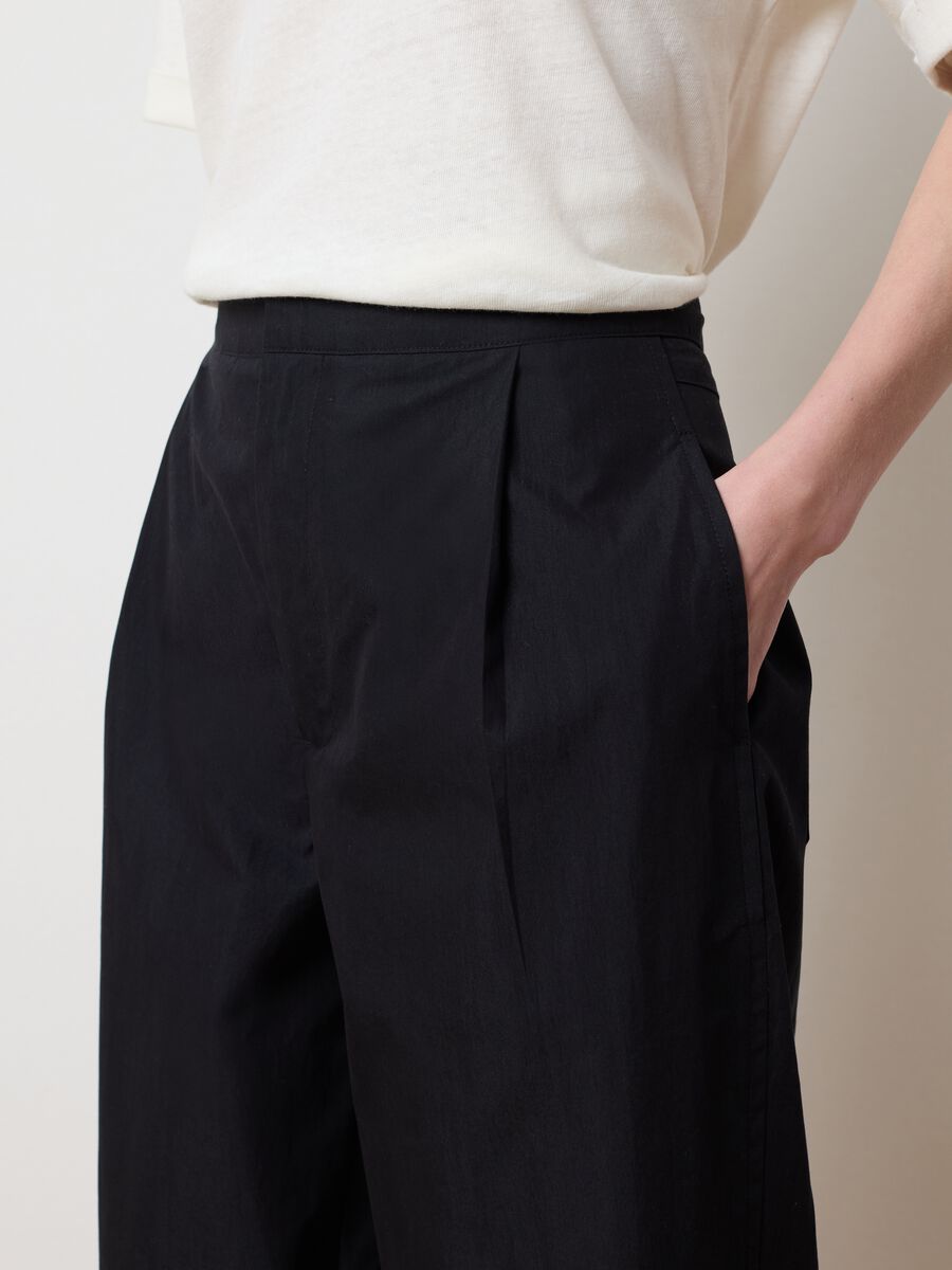 Black carrot-fit trousers with darts_3