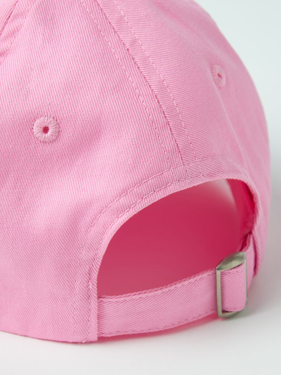 Baseball cap with embroidered logo_2