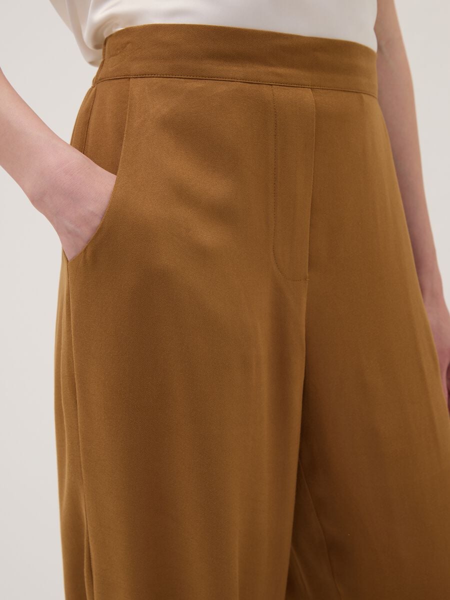 Pantaloni marroni in pura viscosa con fondo elasticizzato regular fit_3