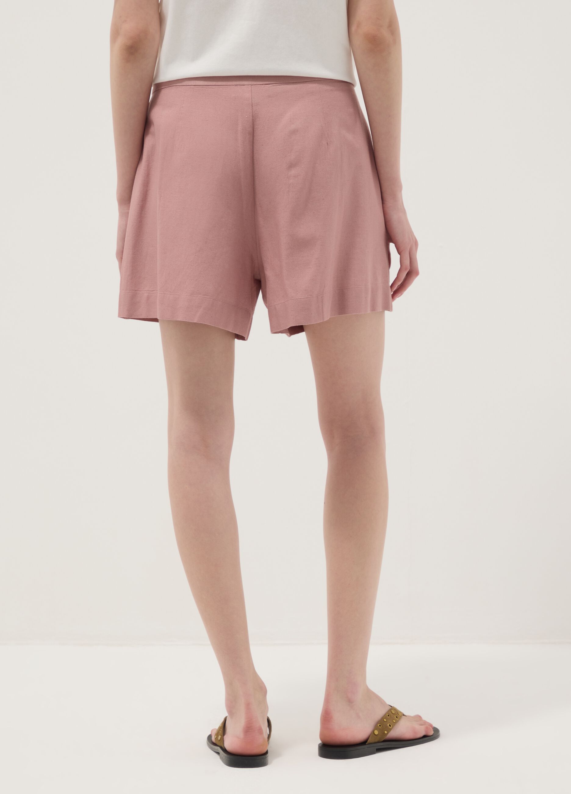 Pink shorts in a viscose, cotton and linen blend &ndash; regular fit