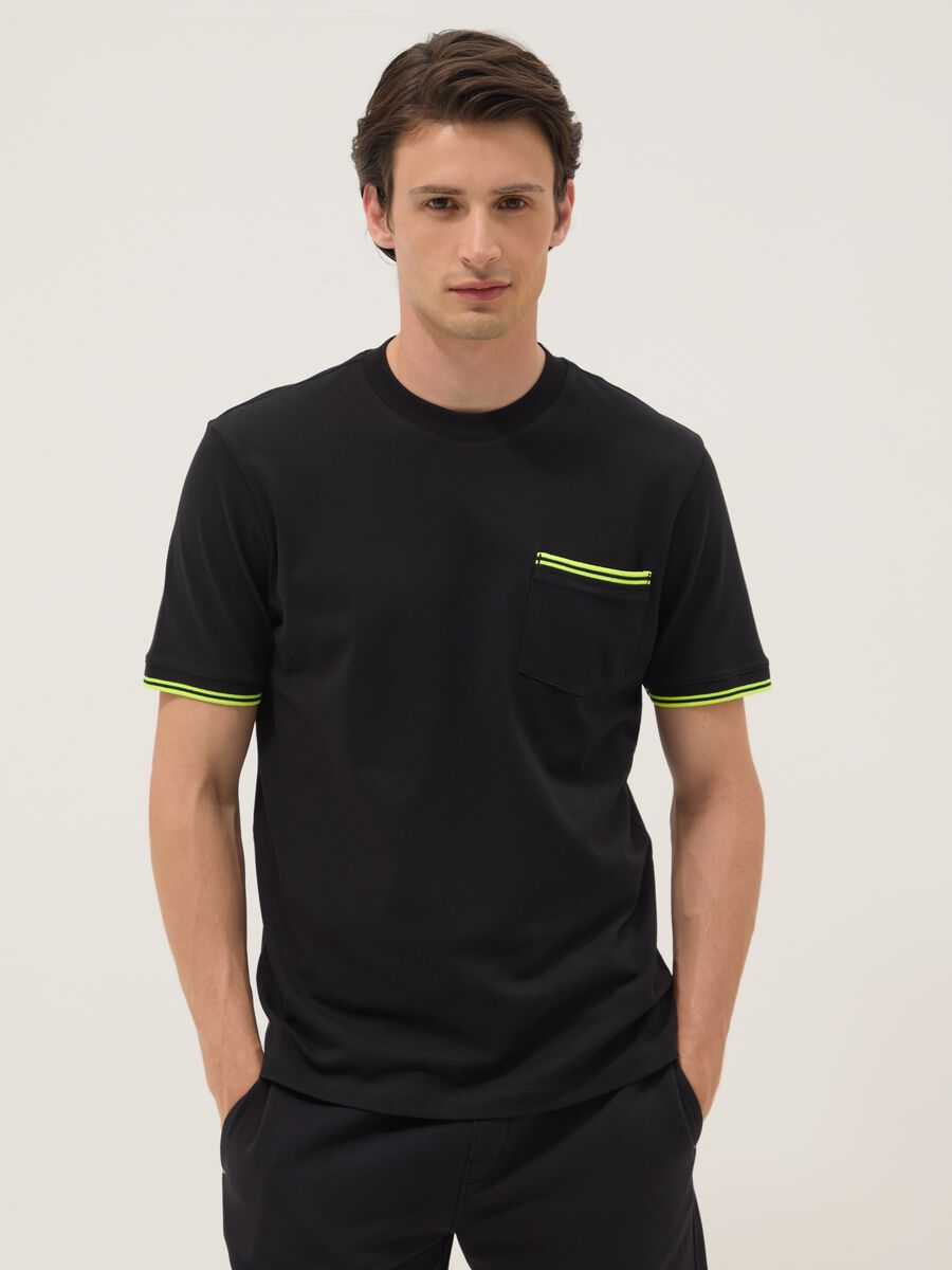 Black short-sleeve stretch cotton T-shirt with chest pocket_0