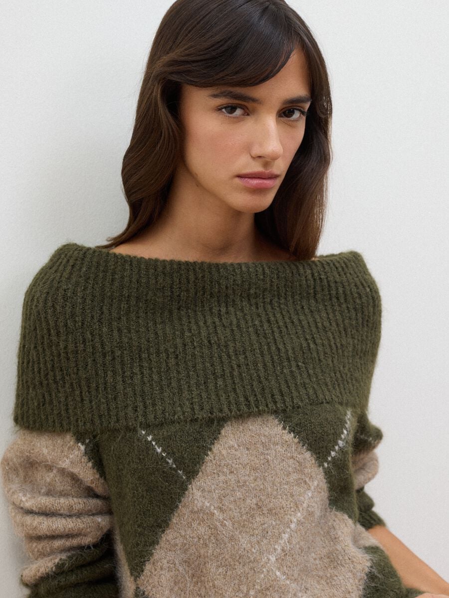 Maglione verde in lana elasticizzata con scollo a barchetta regular fit_2