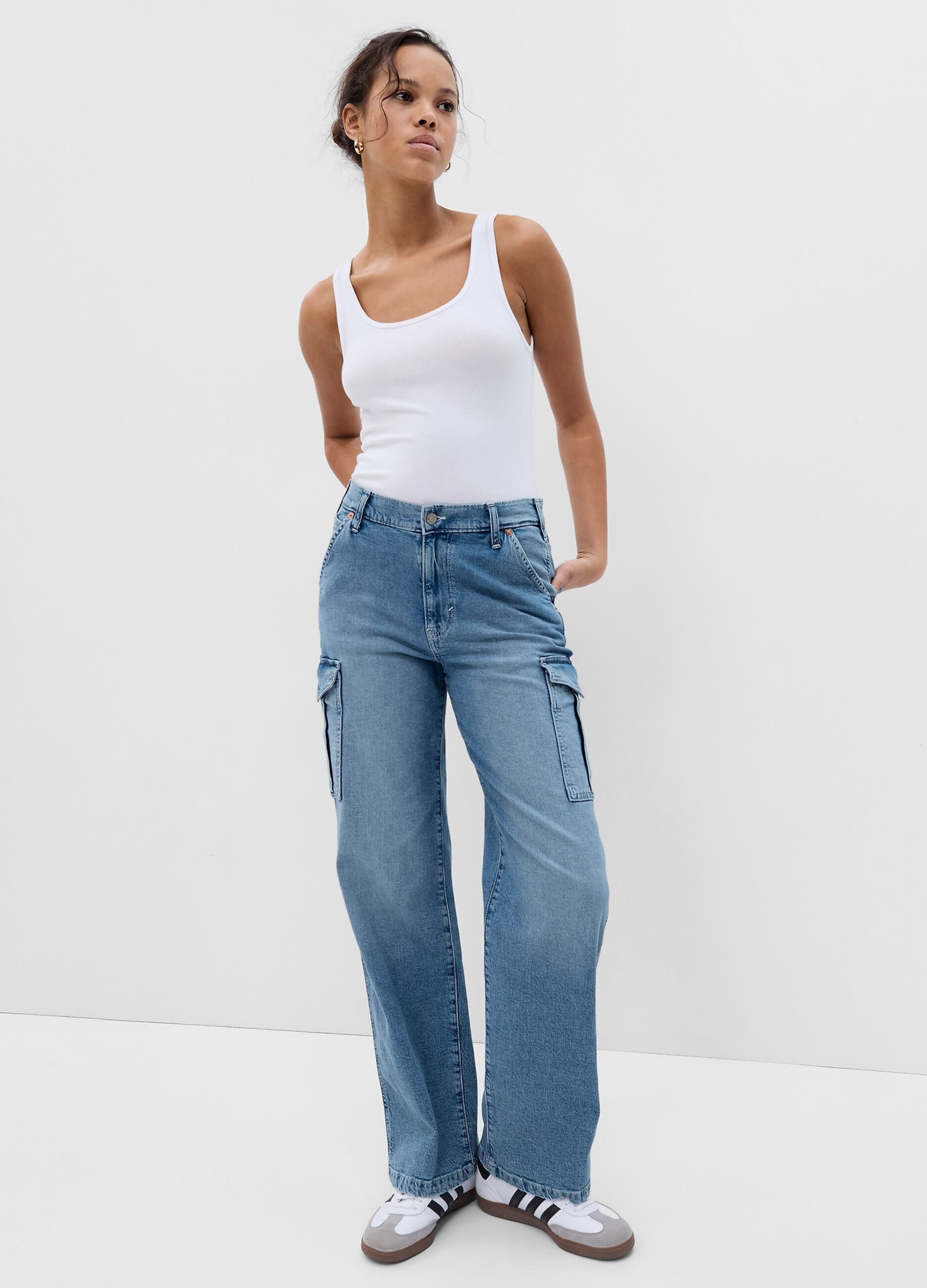 Loose-fit cargo jeans with mid-rise waist