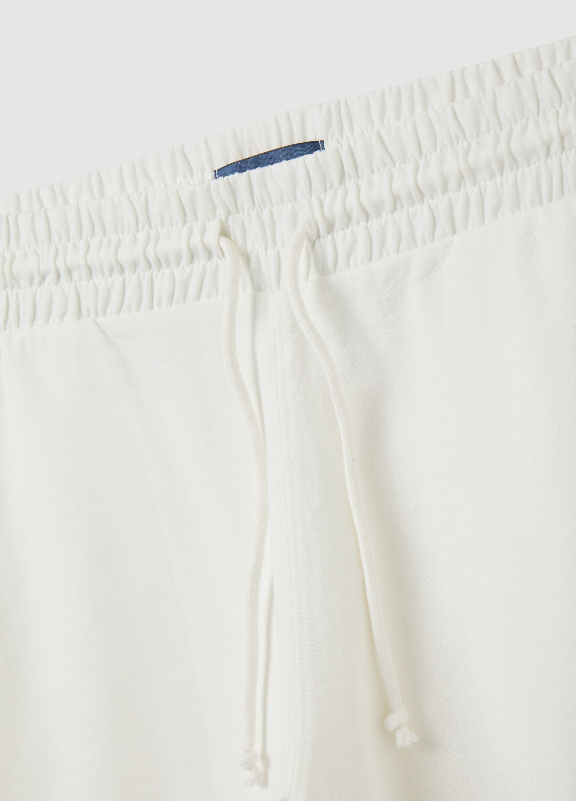 Regular fit white cotton blend men's shorts with back pocket