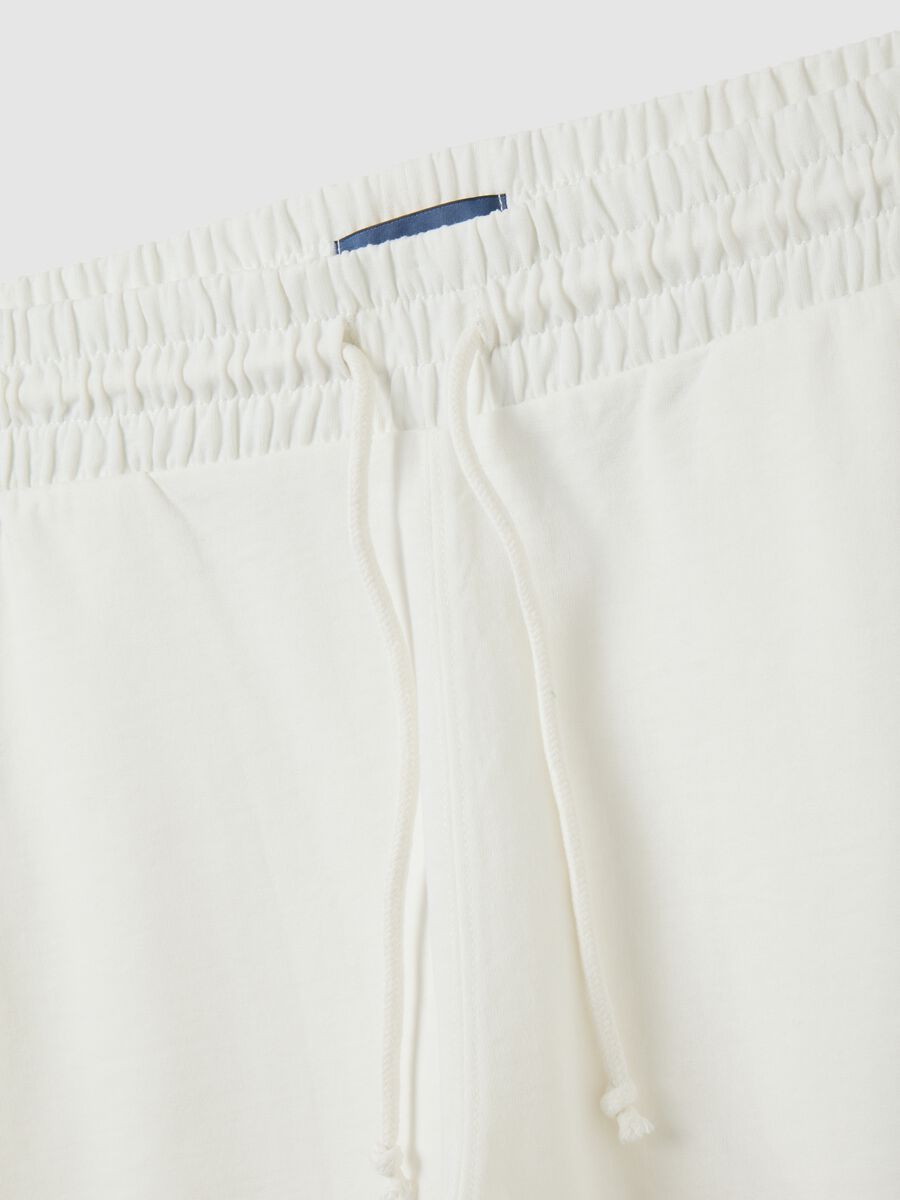 Regular fit white cotton blend men's shorts with back pocket_5
