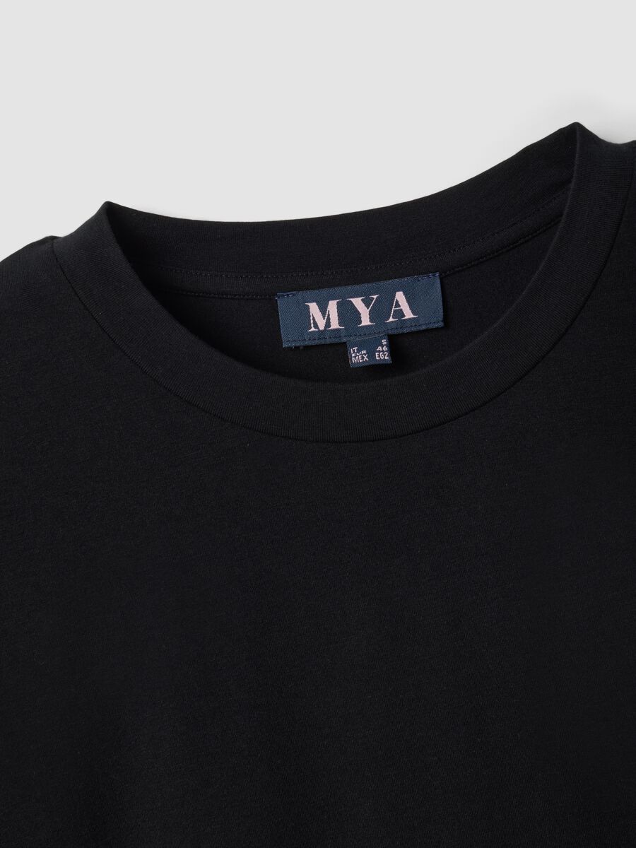 T-shirt girocollo nera in misto cotone e modal elasticizzato regular fit_5