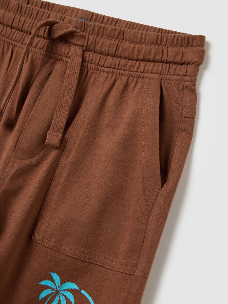 Shorts da bambino in puro cotone marrone regular fit con stampa_2