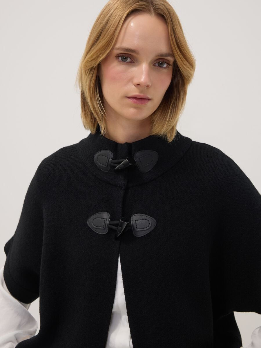 Cardigan nero in misto viscosa con alamari regular fit_2