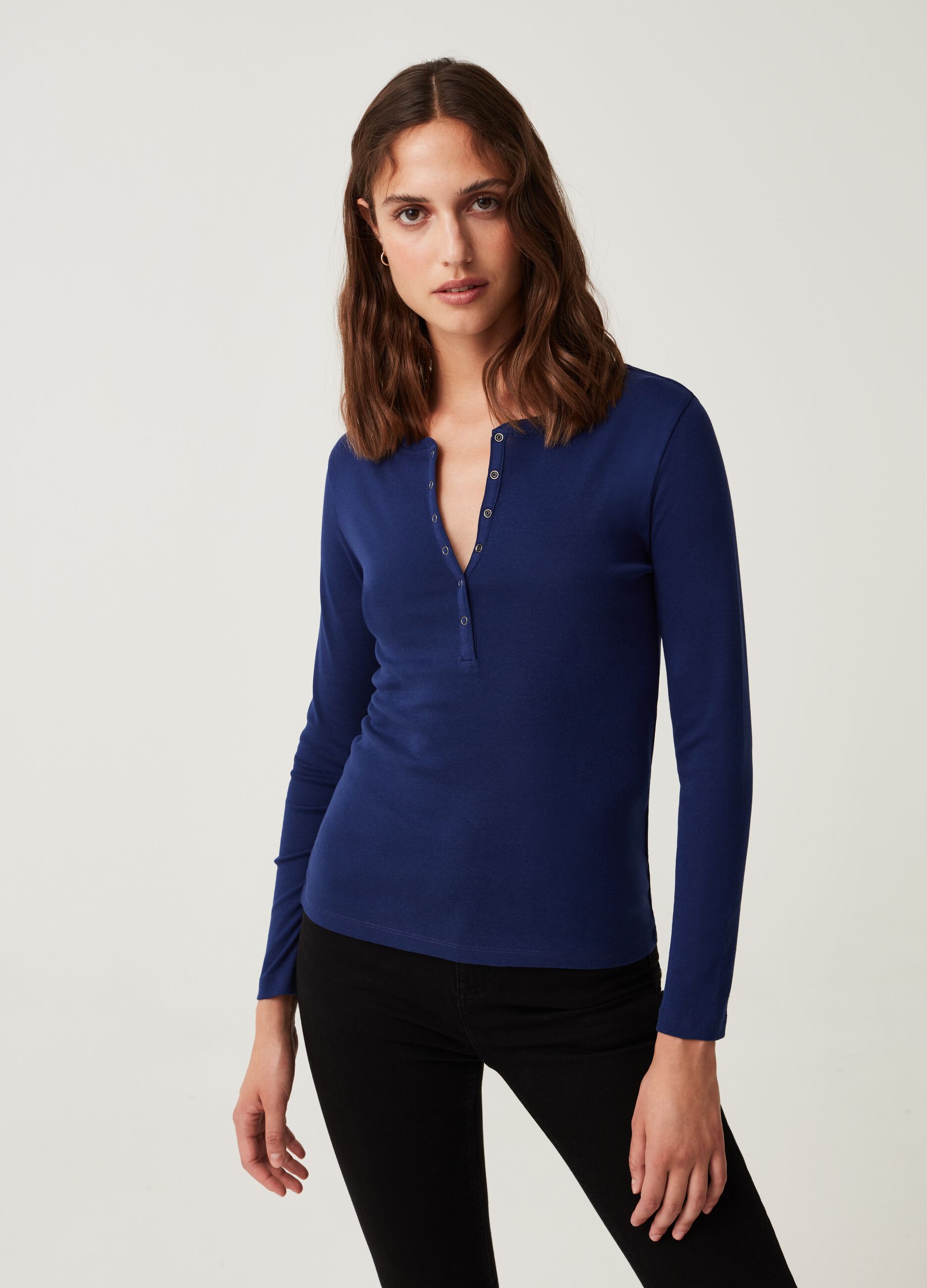 T-shirt in cotone con scollo serafino_1