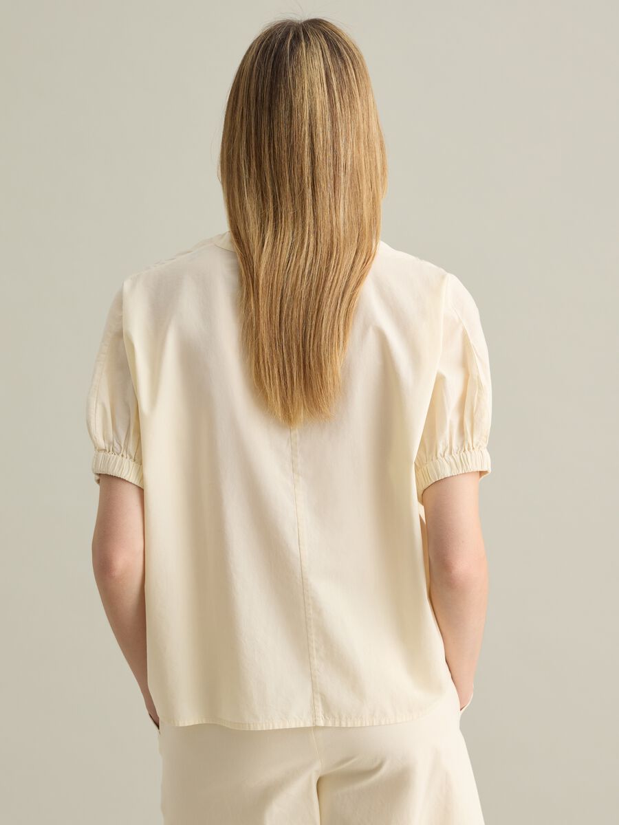 White cotton shirt with embroidery_3