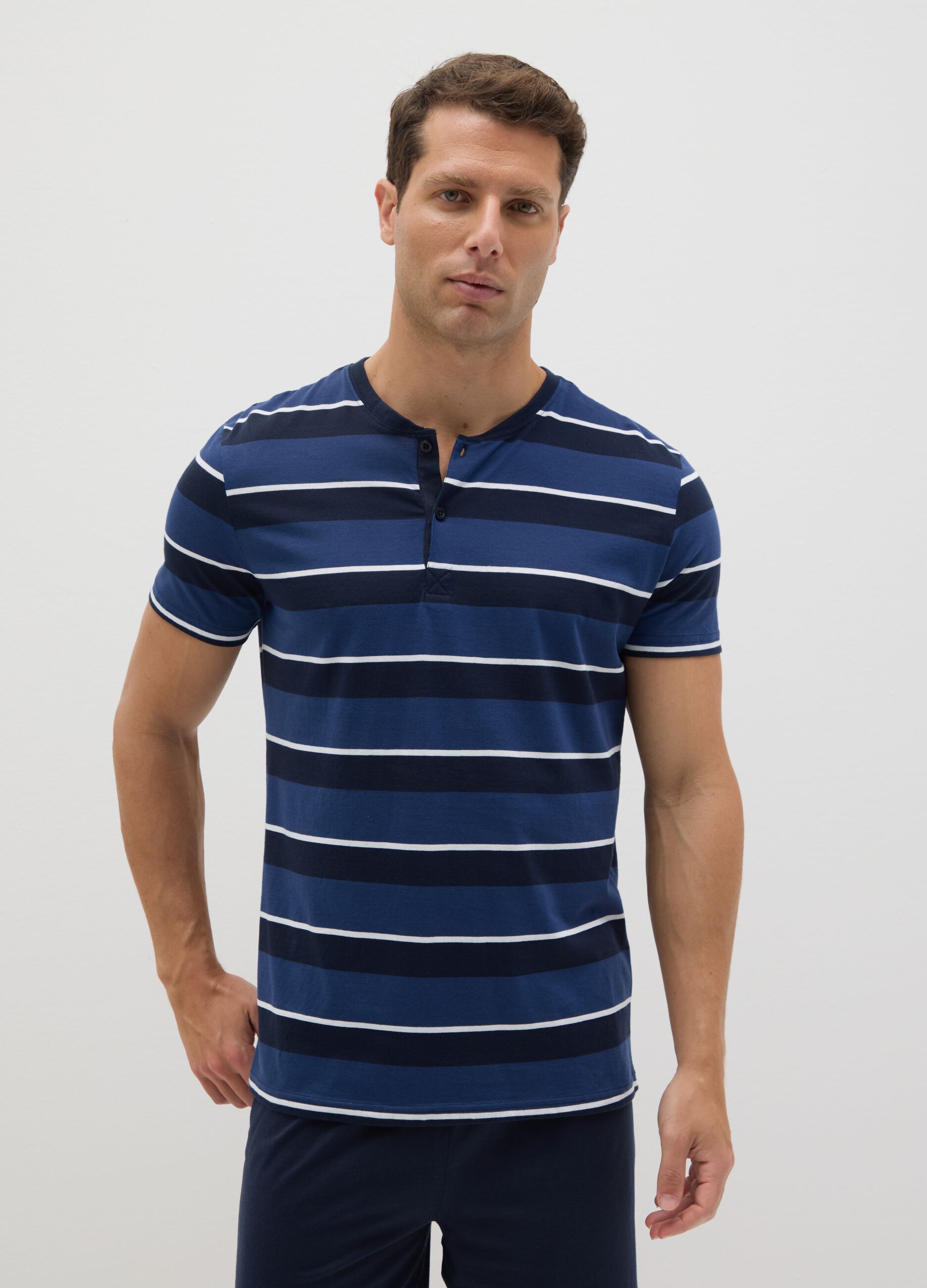 Short blue pyjamas in cotton with striped pattern
