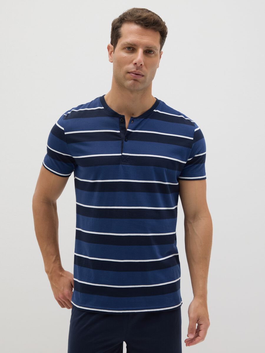 Short blue pyjamas in cotton with striped pattern_1