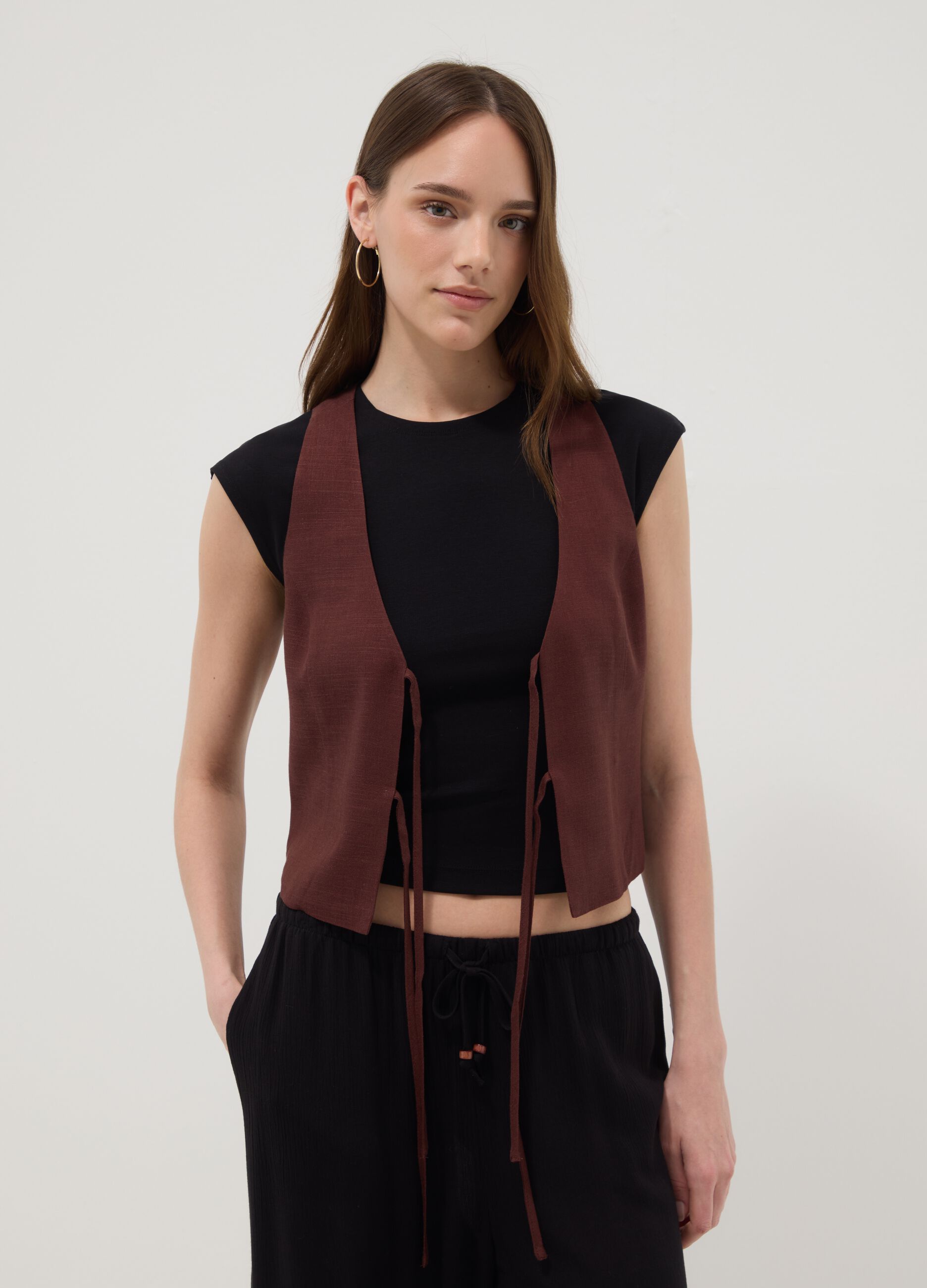 Gilet marrone in misto viscosa e lino regular fit