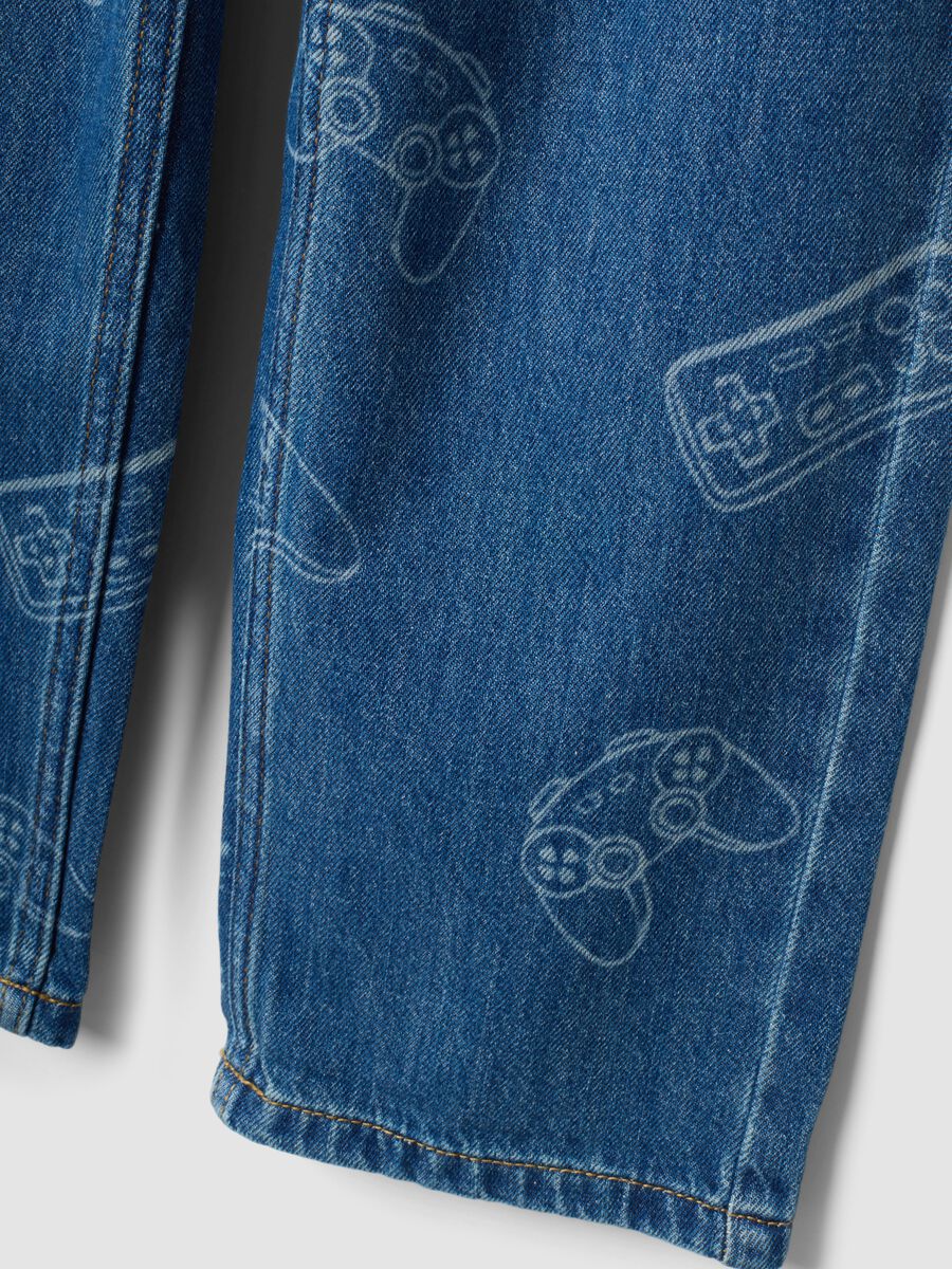 Jeans denim in misto cotone e viscosa con stampa gaming_3