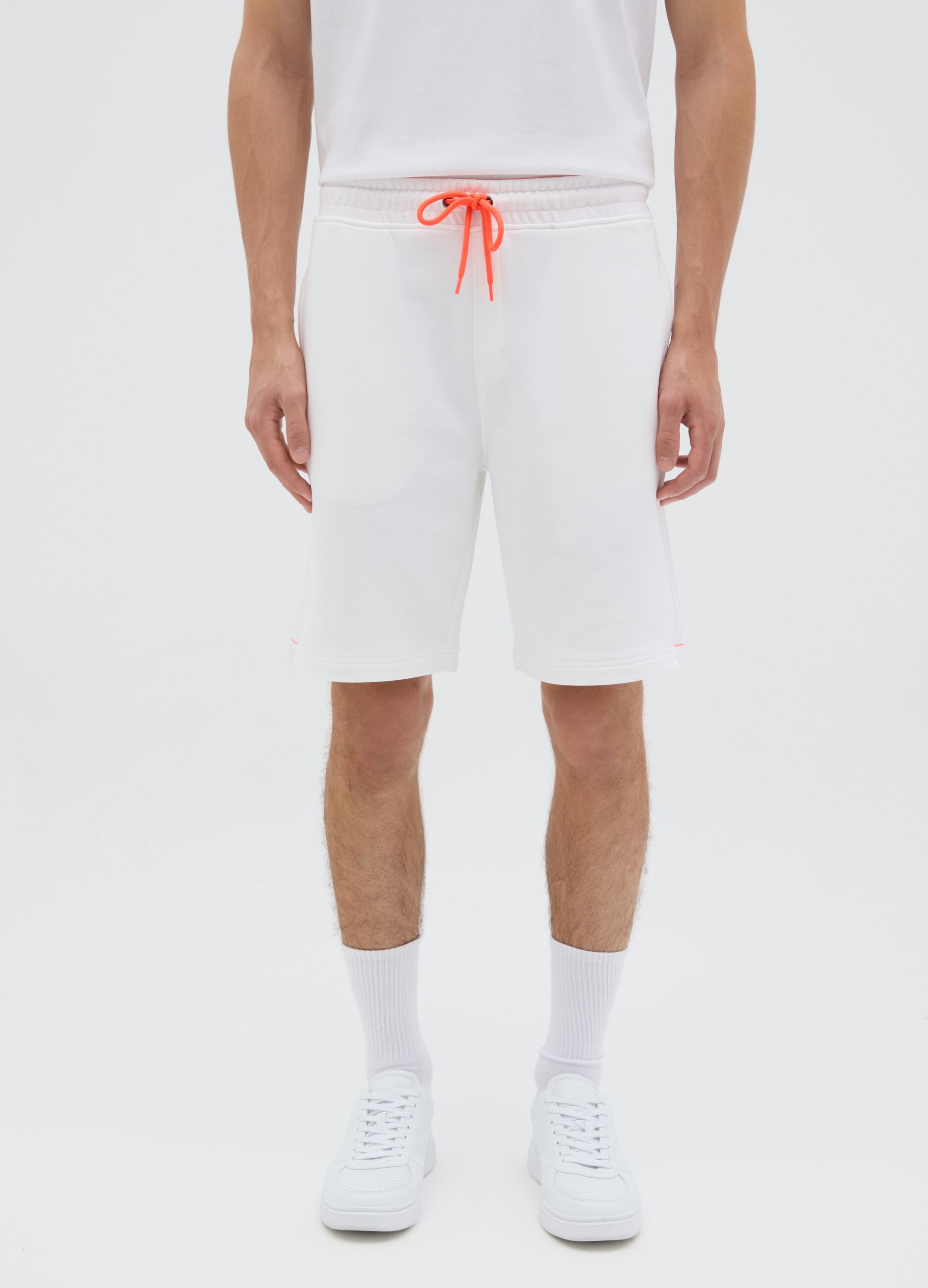 Men's white cotton blend regular fit shorts