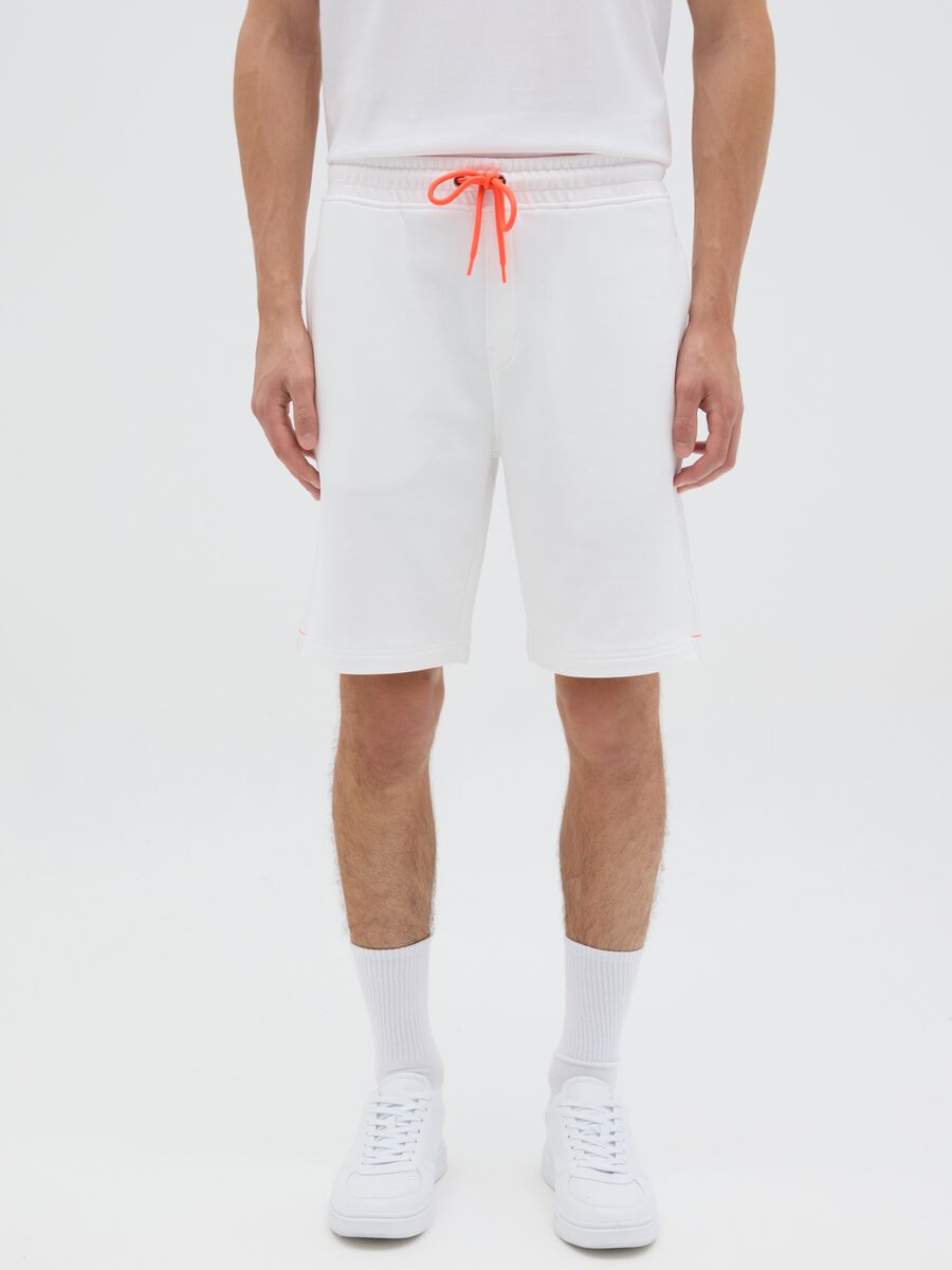 Men's white cotton blend regular fit shorts_1