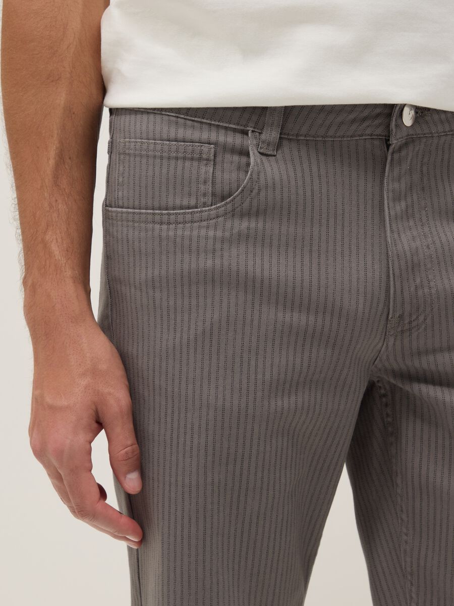 Grey striped stretch cotton Bermuda shorts_3