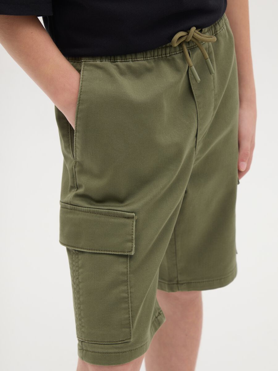 Bermuda da ragazzo in misto cotone verde regular fit_3
