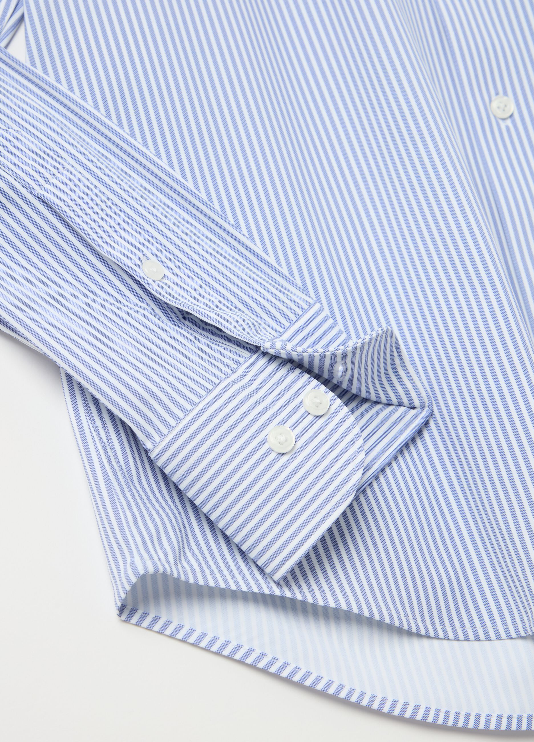 Camicia regular fit in tessuto tecnico a righe