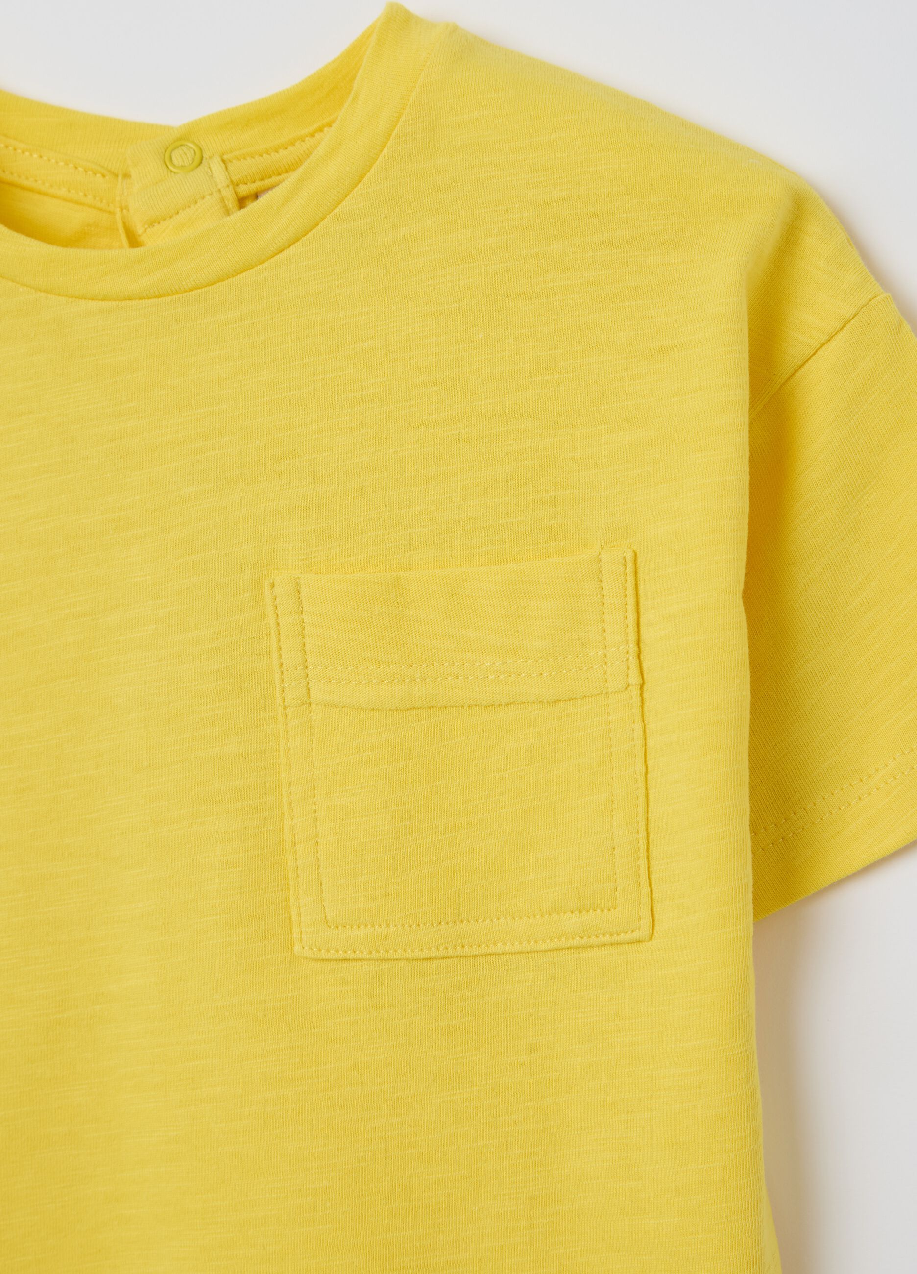 T-shirt gialla in cotone bio con tasca