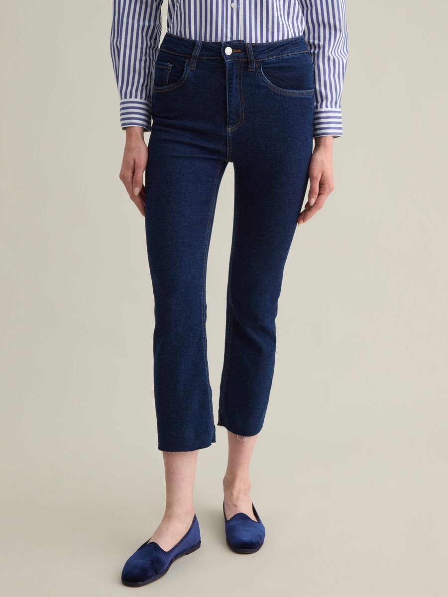Cropped blue flare-fit jeans with raw edging_1