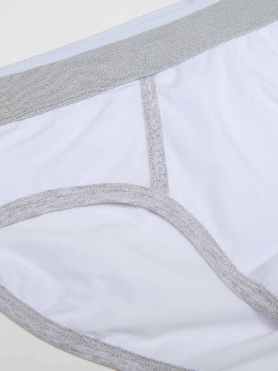 Stretch briefs with contrasting details_5
