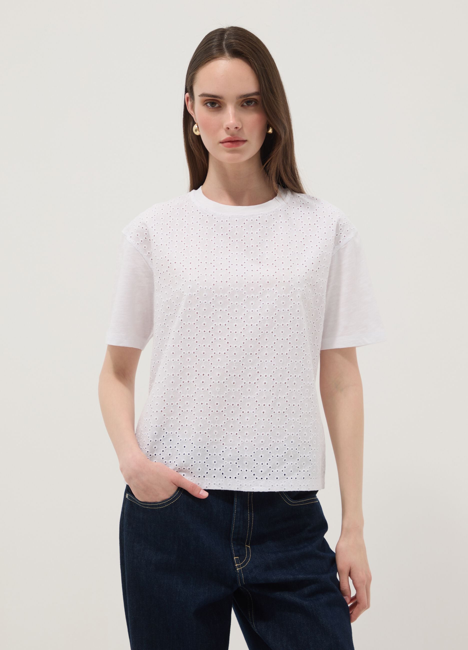 White short-sleeved pure cotton T-shirt with broderie anglaise embroidery