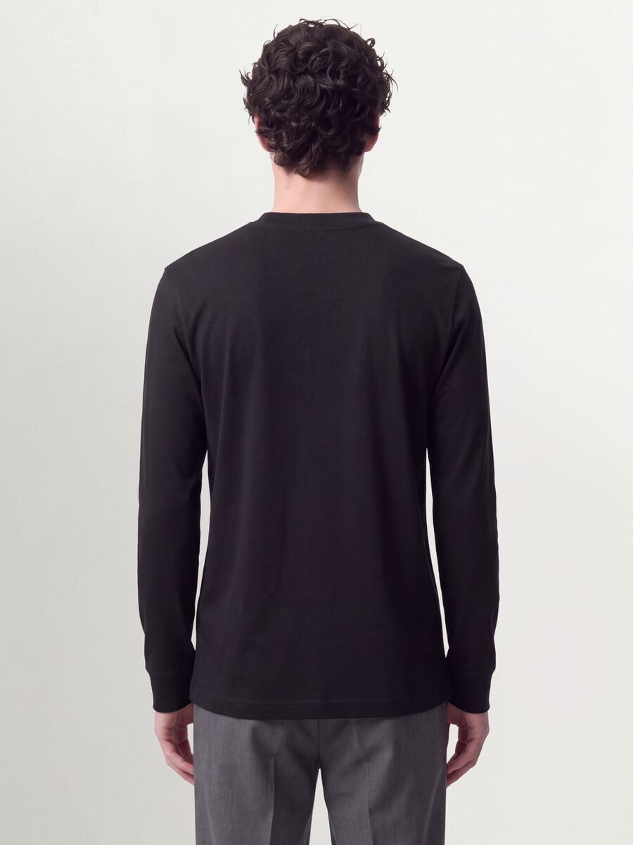 T-shirt nera in puro cotone girocollo a maniche lunghe regular fit_3