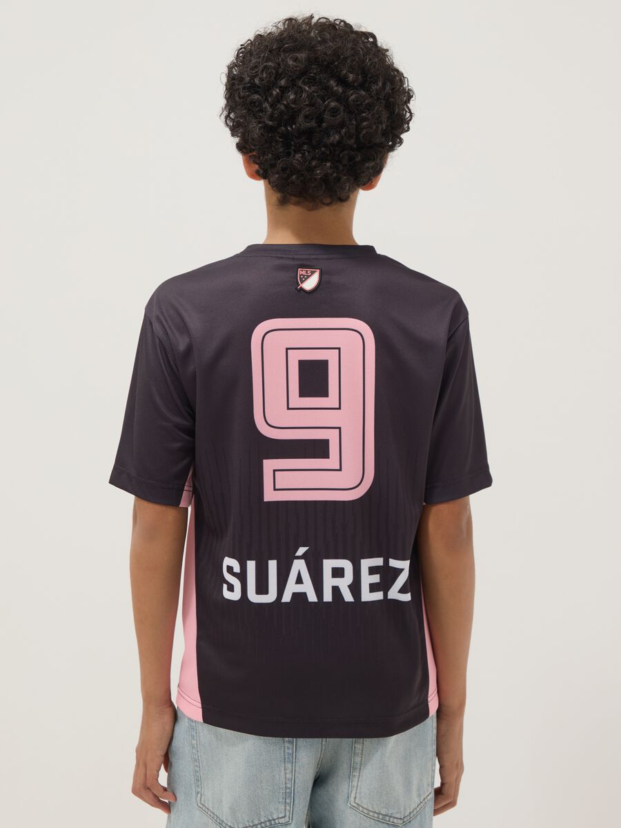 T-shirt nera a maniche corte con dettagli rosa regular fit_1