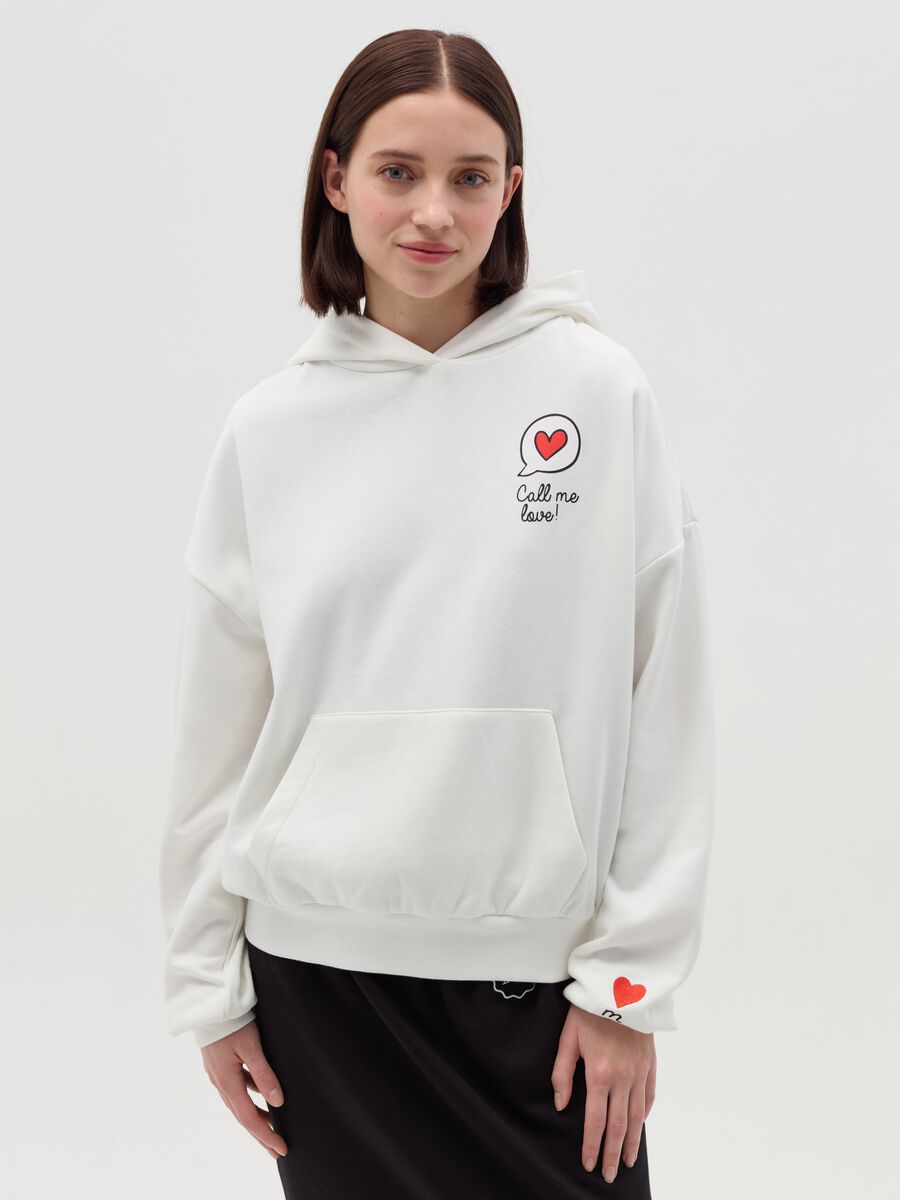 Sweatshirt with hood and pocket_0