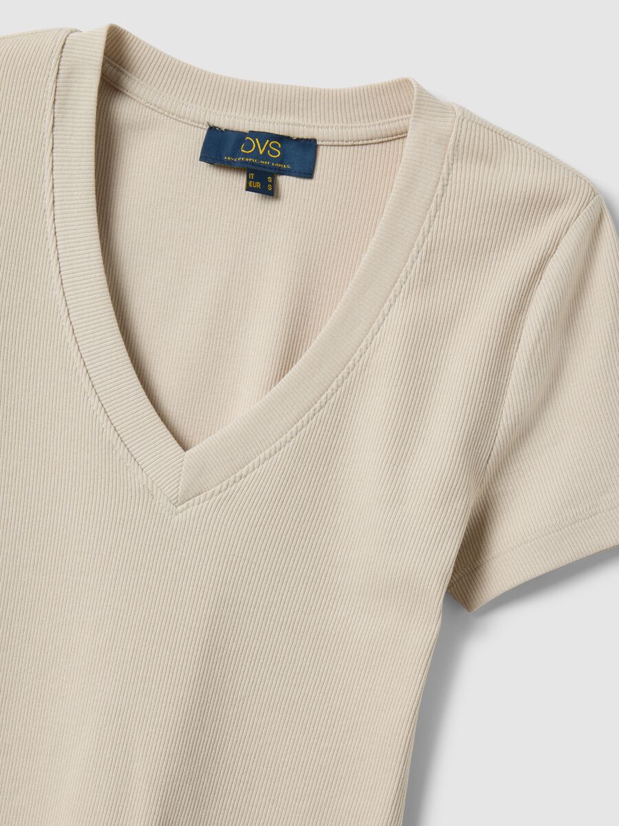 T-shirt in cotone elasticizzato beige regular fit deep V_1