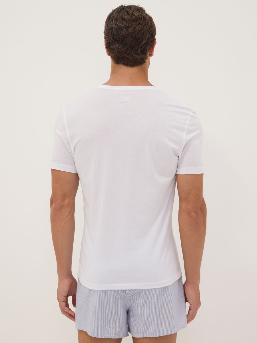 2-pack of white pure extra-fine cotton T-shirts with deep V-neck_3