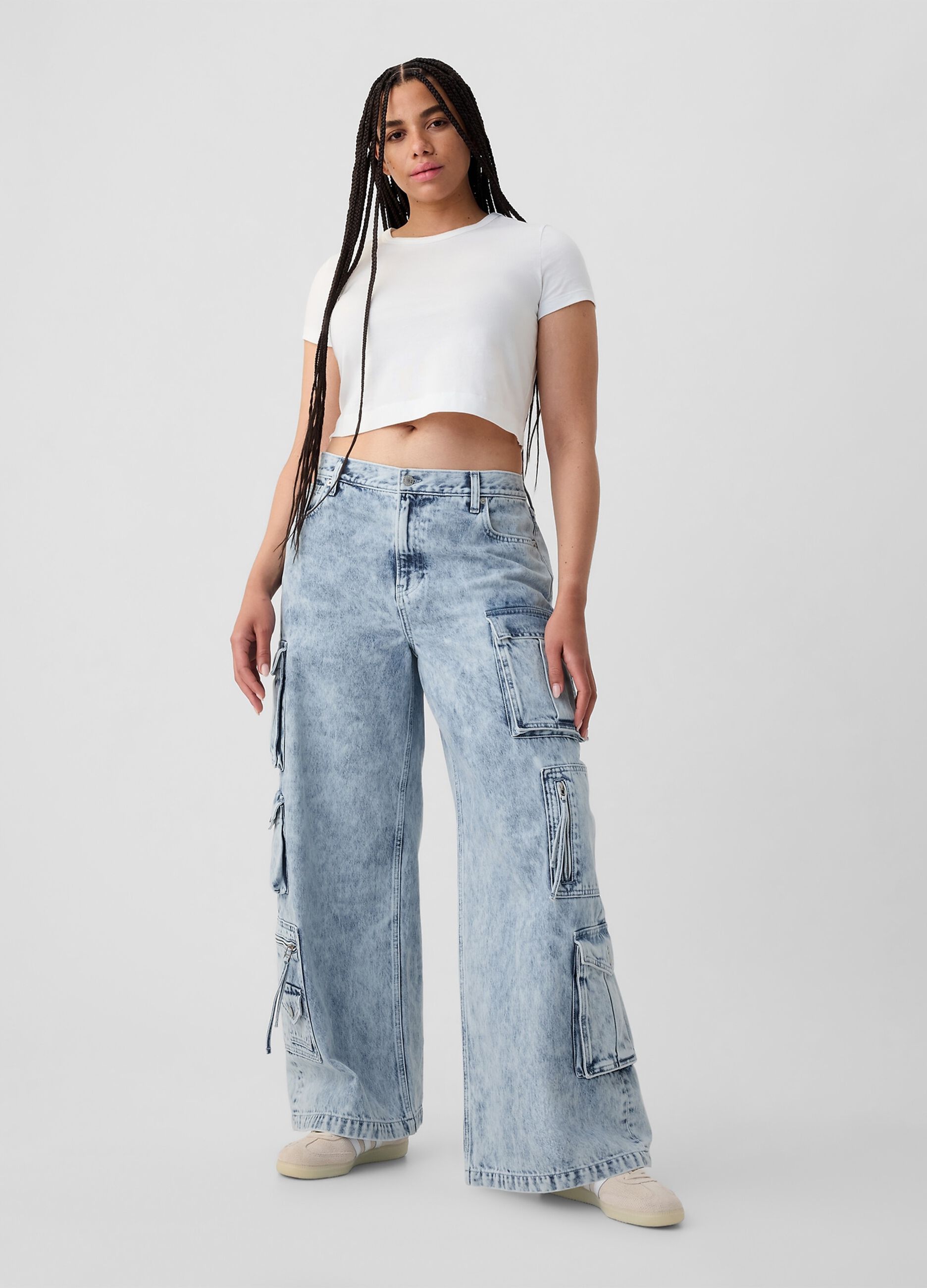 Baggy-fit cargo jeans with multiple pockets