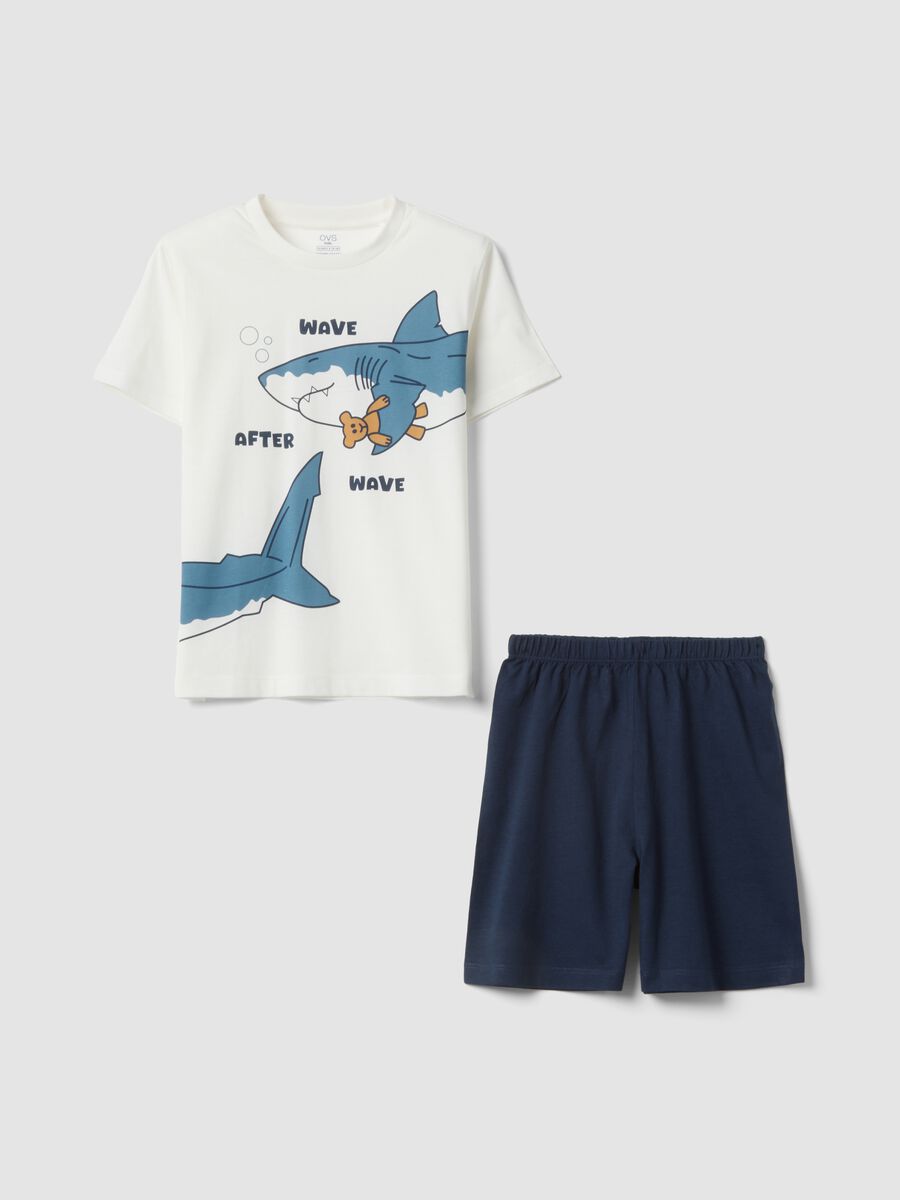 Pigiama corto in puro cotone multicolor da bambino con squali_0