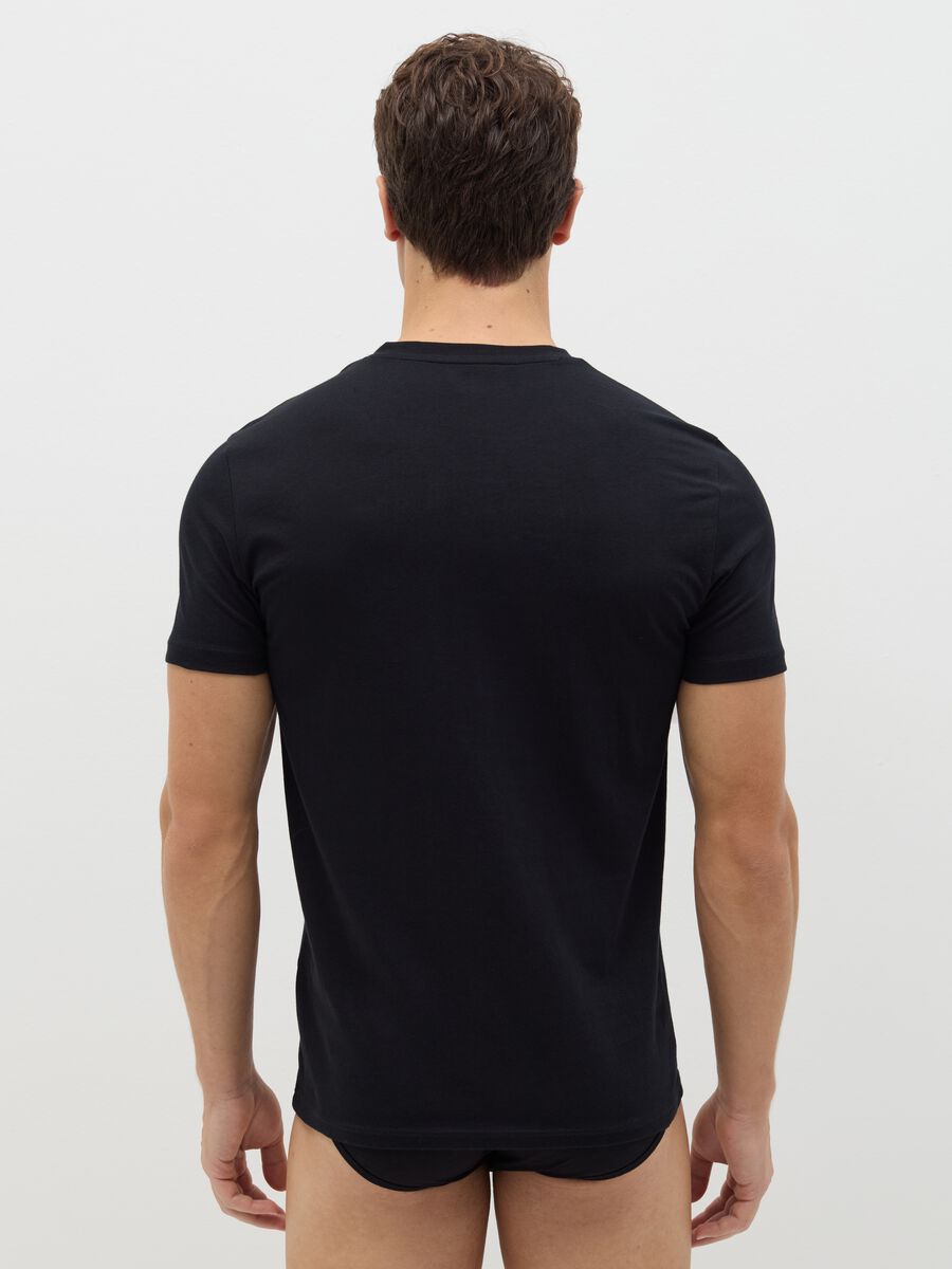 Organic cotton undershirt with V neck_2