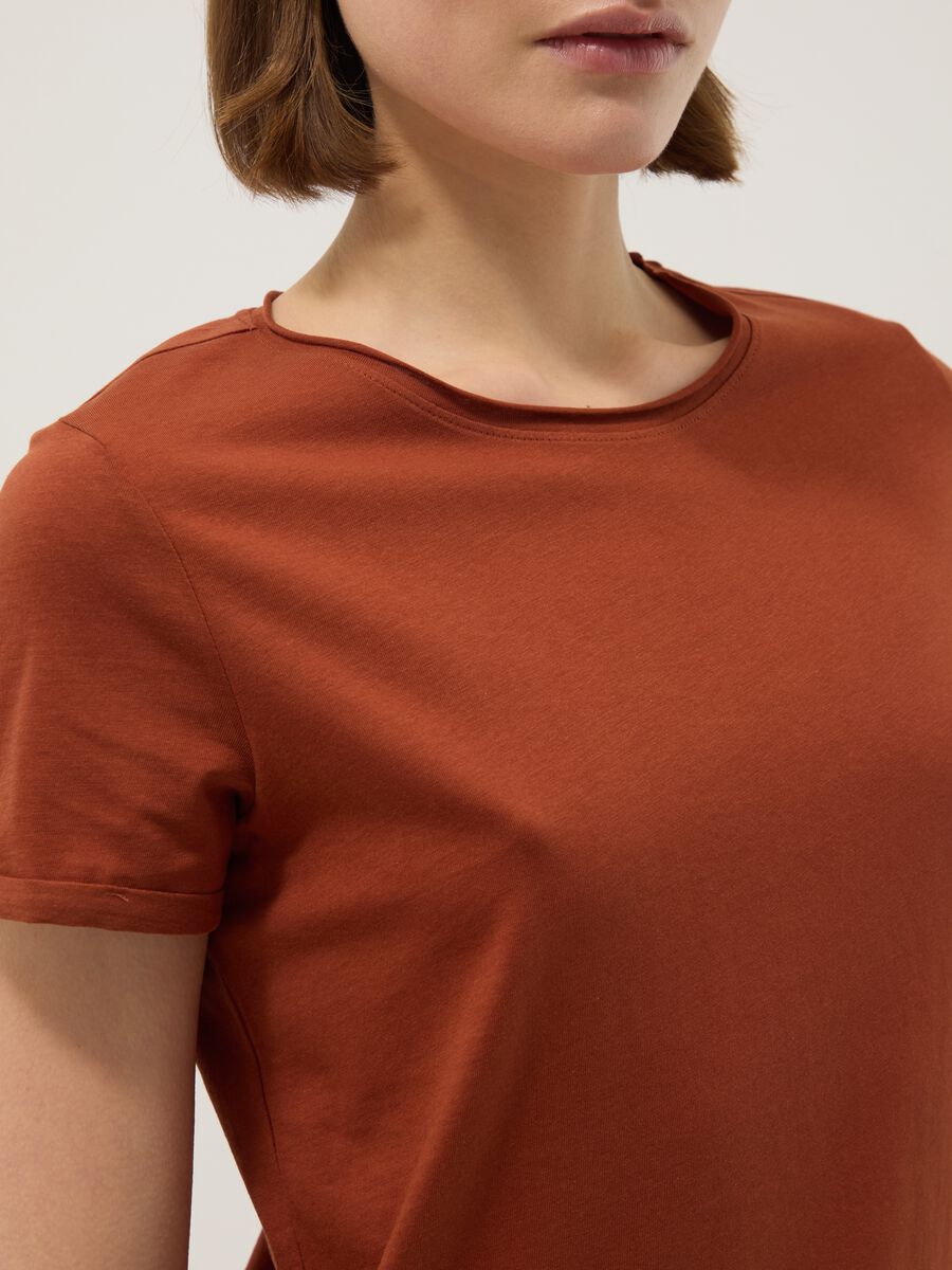 T-shirt a maniche corte in puro cotone marrone regular fit_3