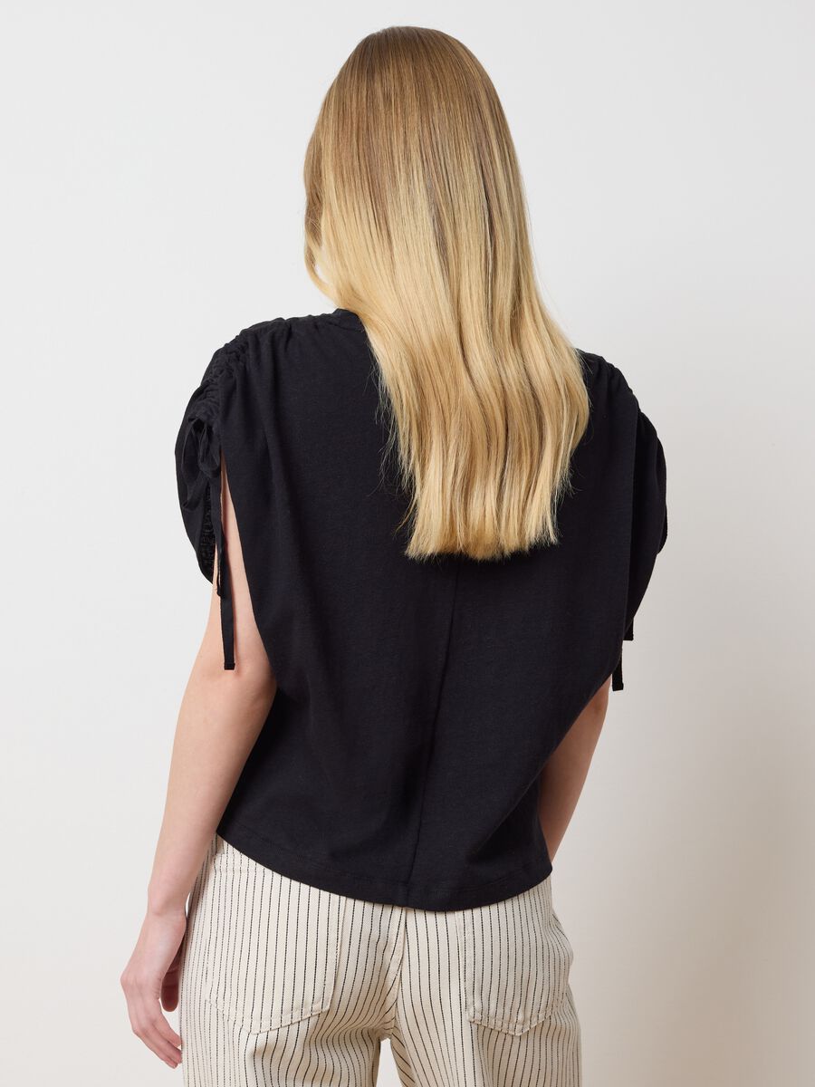 T-shirt with gathered sleeves_2